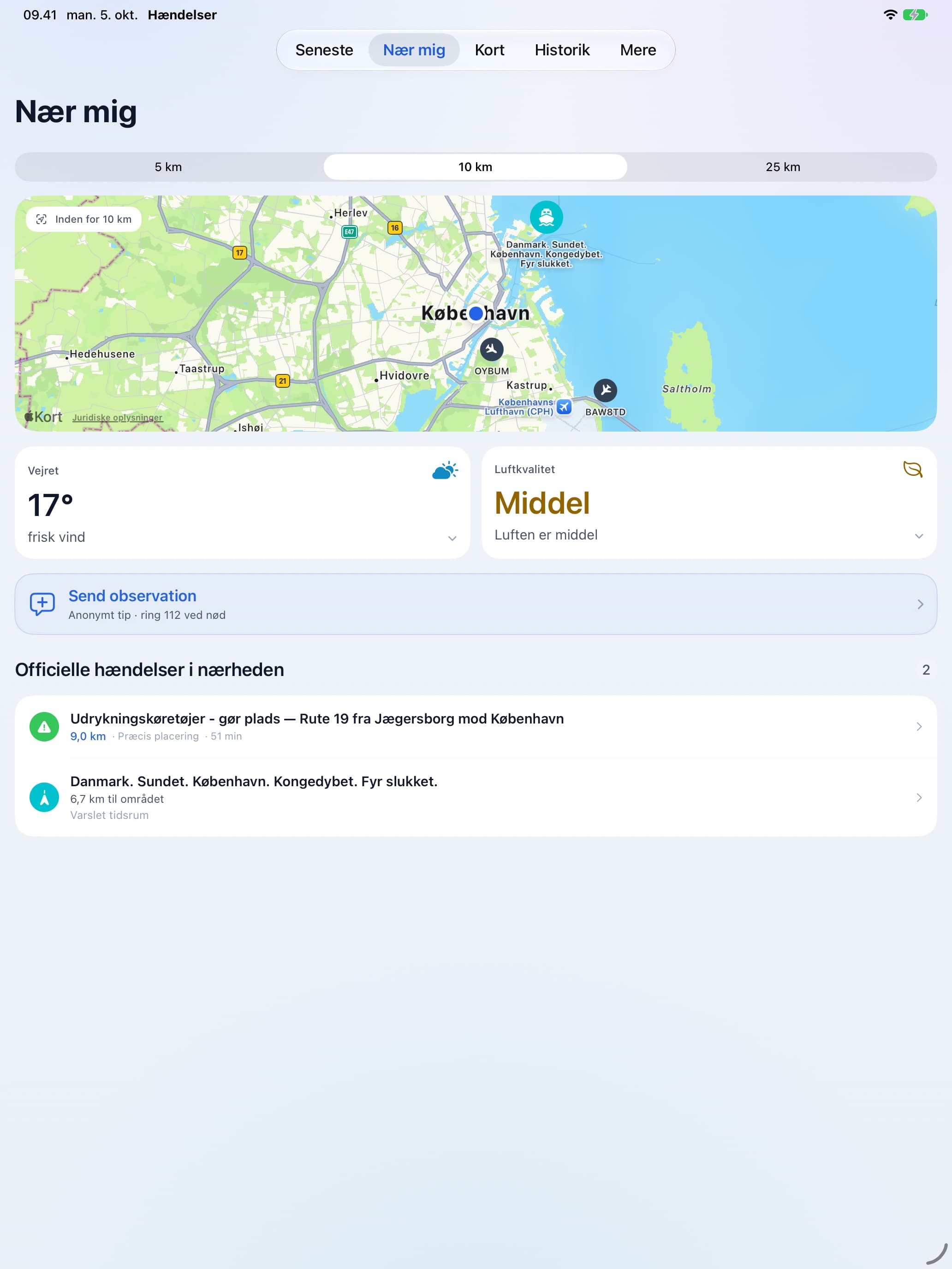 Det opdaterede Nær mig-overblik på iPad med kort, lokalt vejr og hændelser.